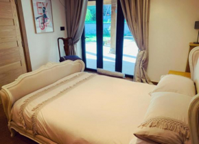 Annie the Annex, A self contained home from home fully equipped space with street parking